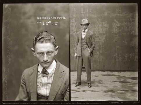 1920's mugshot (Pharrellův klobouk)