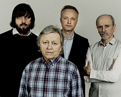 Václav Neckář s doprovodnou kapelou