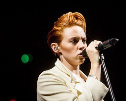 La Roux, Sziget