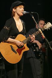 Suzanne Vega, Státní opera, Praha, 19.7.2006, small 2