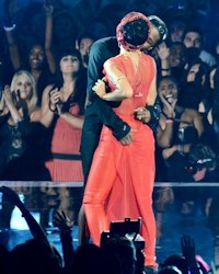 Rihanna, A$AP Rocky ji drží za prdel :-D